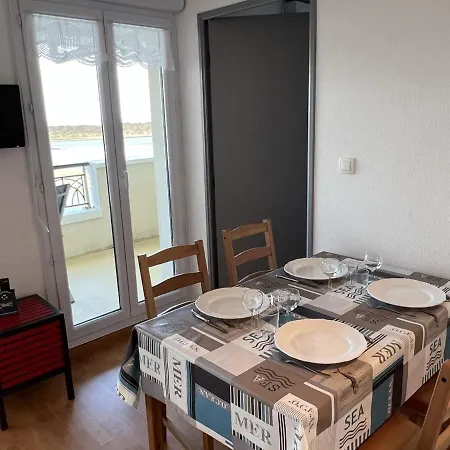 Avec Piscine Et Parking, 2 Pieces A Port-guillaume - Fr-1-487-347 Daire *