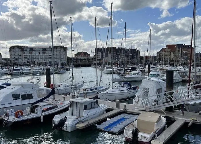 Avec Piscine Et Parking, 2 Pieces A Port-guillaume - Fr-1-487-347 *