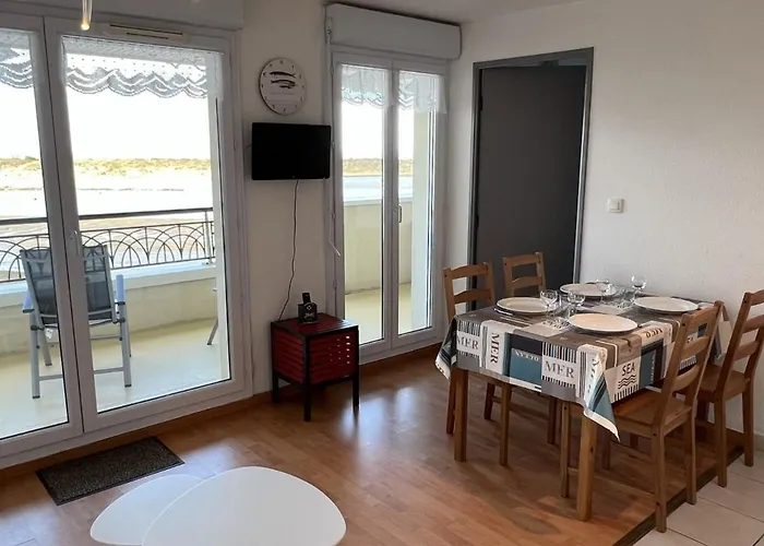 Daire Avec Piscine Et Parking, 2 Pieces A Port-guillaume - Fr-1-487-347 *