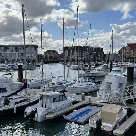 Avec Piscine Et Parking, 2 Pieces A Port-guillaume - Fr-1-487-347 *