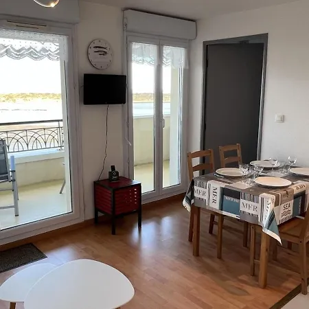 Daire Avec Piscine Et Parking, 2 Pieces A Port-guillaume - Fr-1-487-347 *